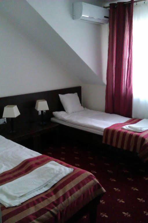 Hotel Platinum ฮรูบิเอสชู ภายนอก รูปภาพ