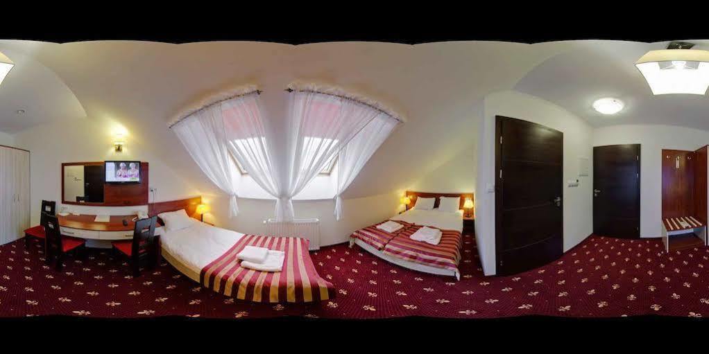 Hotel Platinum ฮรูบิเอสชู ภายนอก รูปภาพ