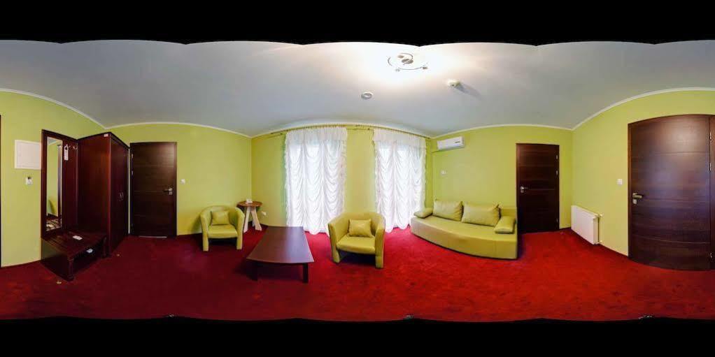 Hotel Platinum ฮรูบิเอสชู ภายนอก รูปภาพ