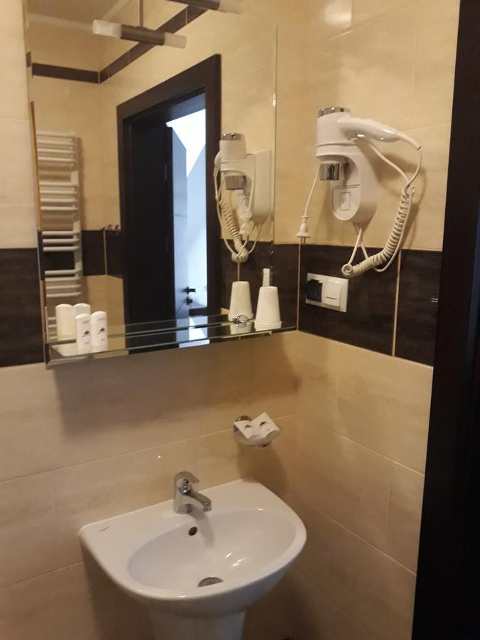 Hotel Platinum ฮรูบิเอสชู ภายนอก รูปภาพ