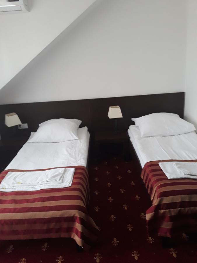 Hotel Platinum ฮรูบิเอสชู ภายนอก รูปภาพ