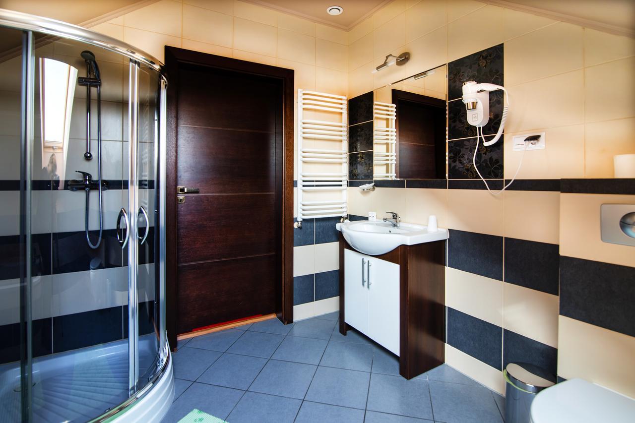 Hotel Platinum ฮรูบิเอสชู ภายนอก รูปภาพ